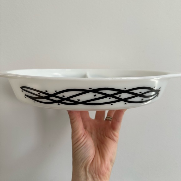 Vintage 1958 PYREX split dish 🖤🤍
Barbed wire 1.5 quart with lid - Picture 11 of 13